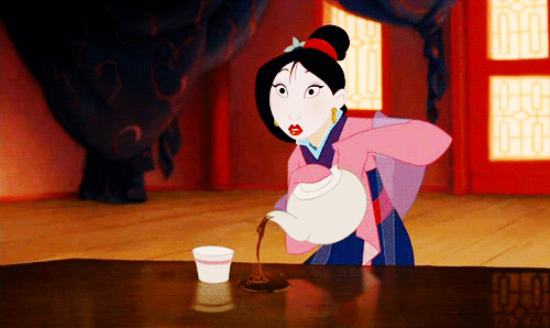 Mulan pours tea - DR